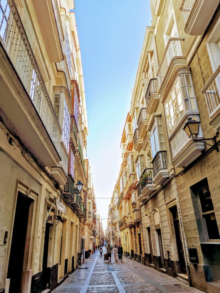 Gasse mit bunten Häusern in Cadiz