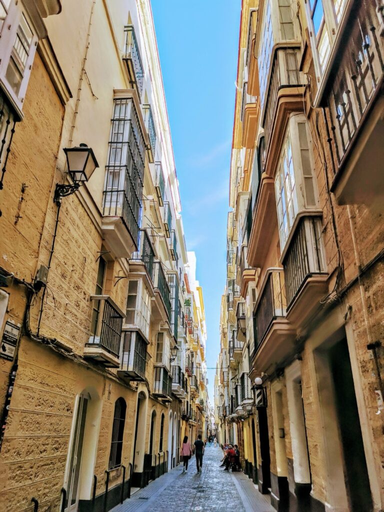 Gasse mit bunten Häusern in Cadiz