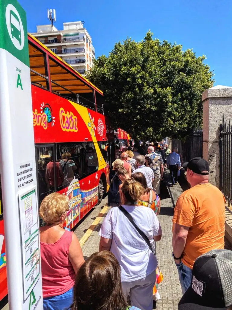 Warteschlange Sightseeing Bus in Cadiz