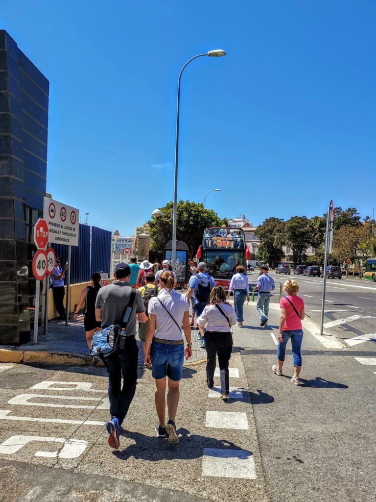 Fußgängerweg zum Sightseeing Bus in Cadiz