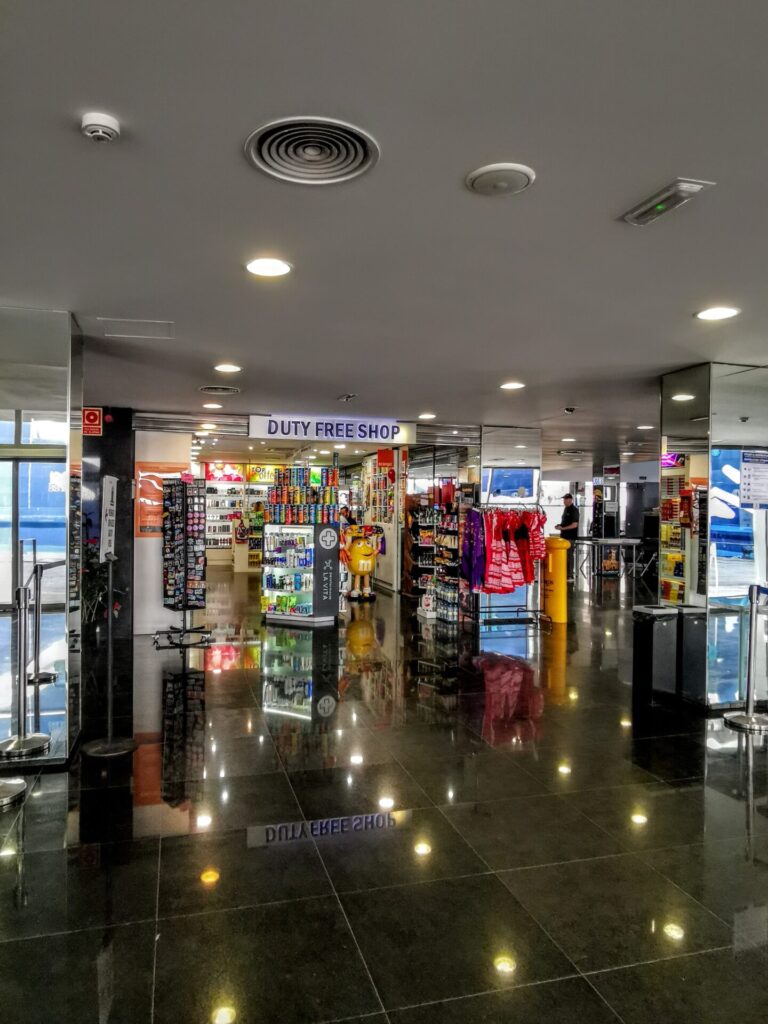 Shops im  Kreuzfahrtterminal Hafen Cadiz
