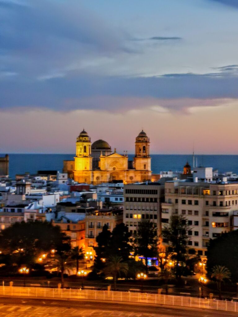 Blick auf Cadiz bei Nacht