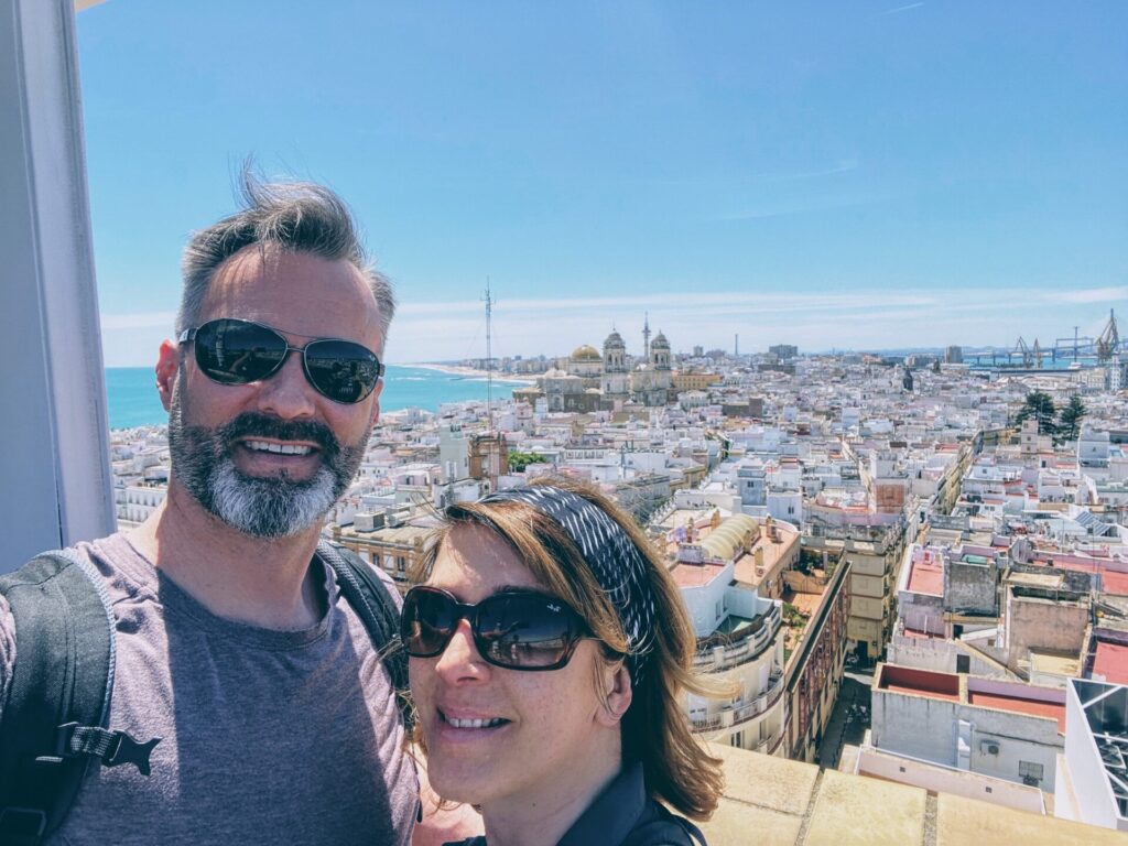 Pärchen mit Blick auf die Stadt Cadiz