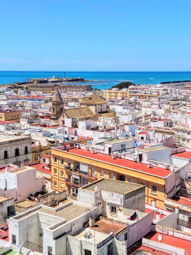 Fenster mit Blick auf die Stadt Cadiz