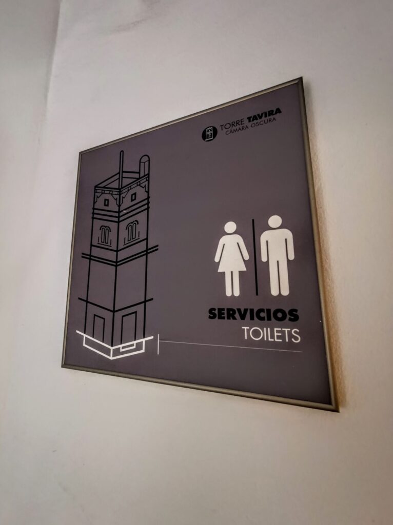 Schild im Torre Tavira in Cadiz