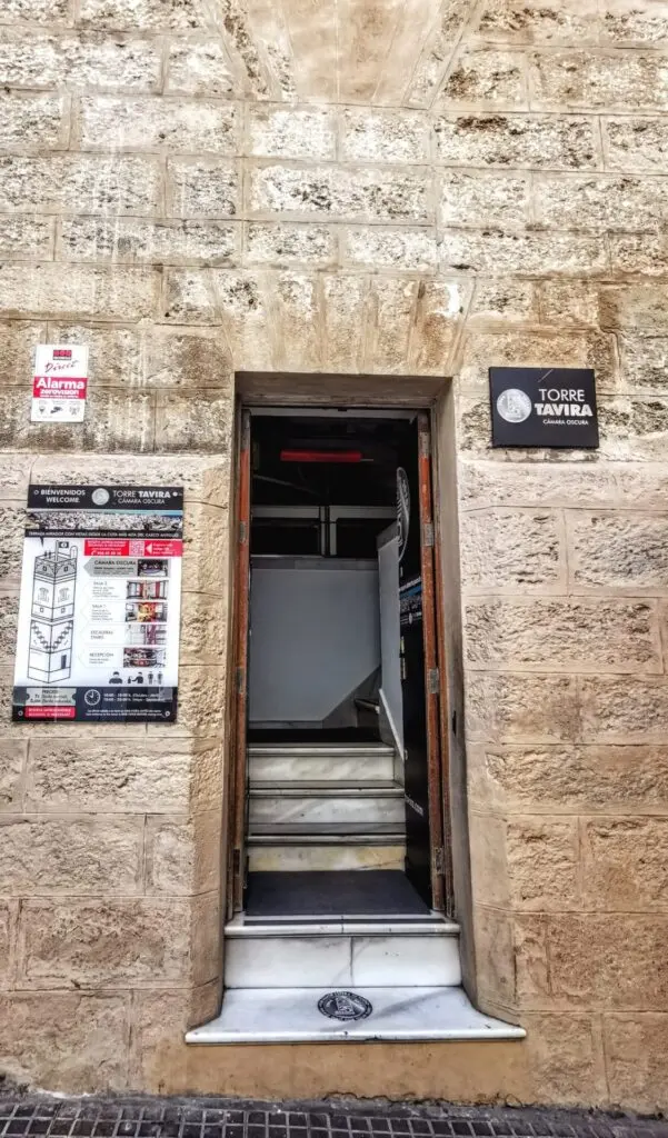 Eingang zum Torre Tavira in Cadiz