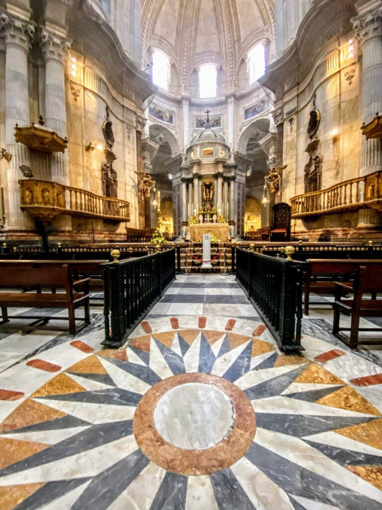Mittelgang in der Kathedrale von Cadiz
