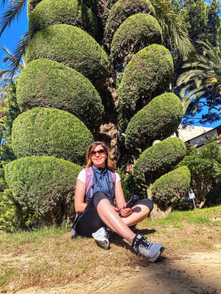 Frau vor Baum im  Parque Genovés in Cadiz