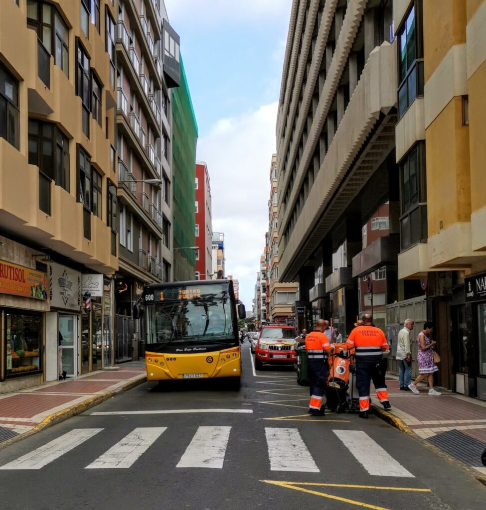 Bus vor Zebrastreifen in Gran Canaria Las Palmas 