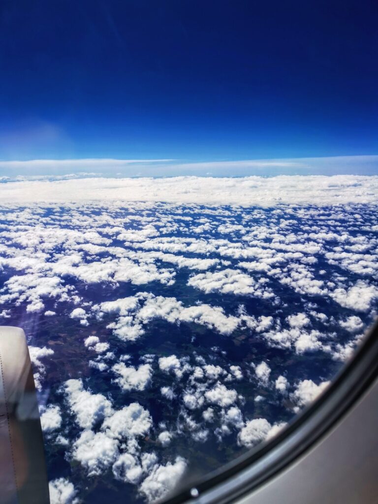 Blick aus Flugzeug auf Wolken
