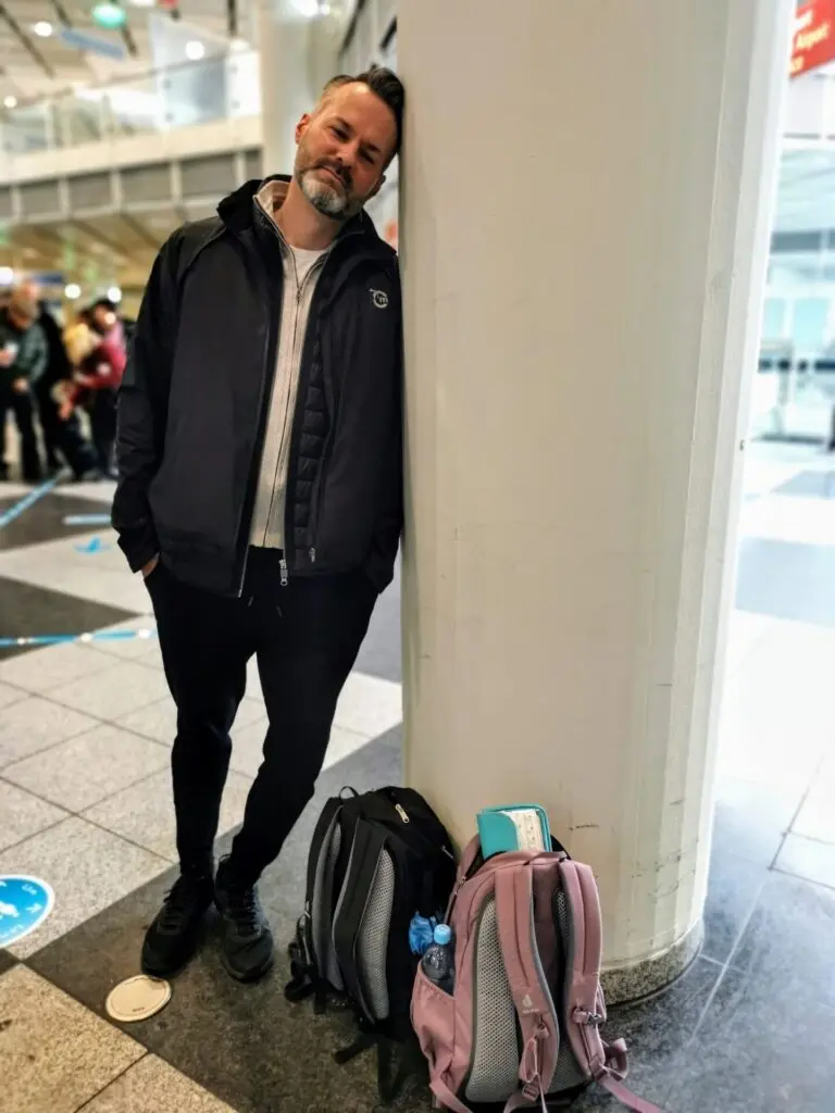 Flughafen München Mann mit Rucksack
