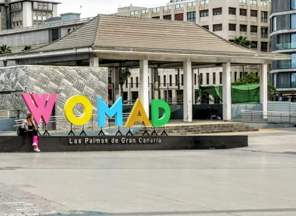 Bunter Schriftzug Womad in Gran Canaria Las Palmas