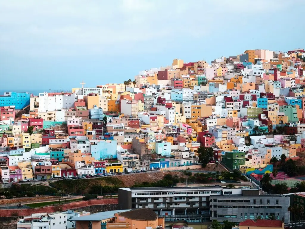 Bunte Siedlung in Gran Canaria Las Palmas