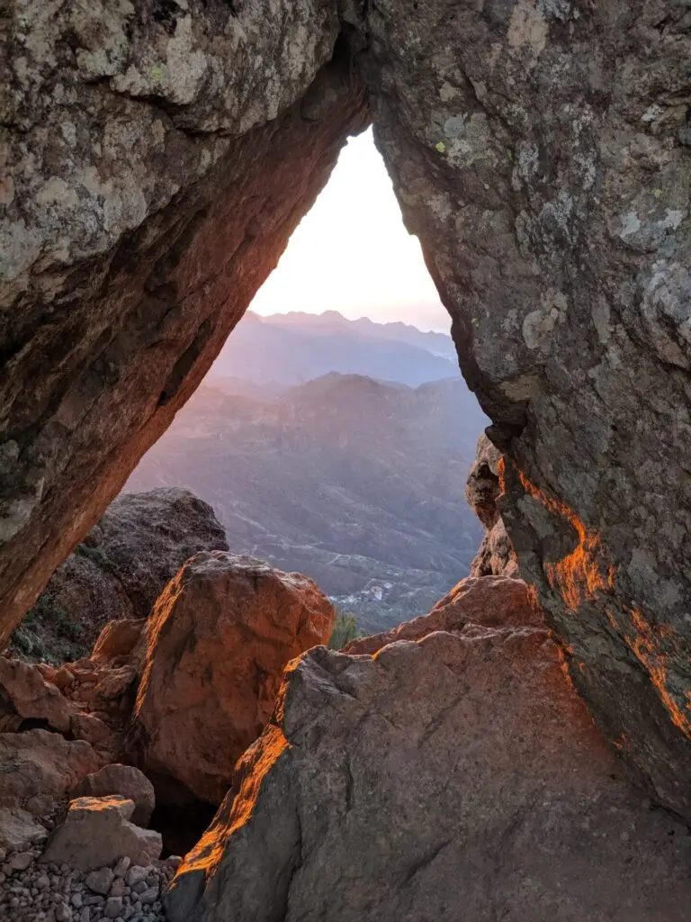 Blick durch Steinschnlitz im Parque Natural de Pilancones auf Gran Canaria 