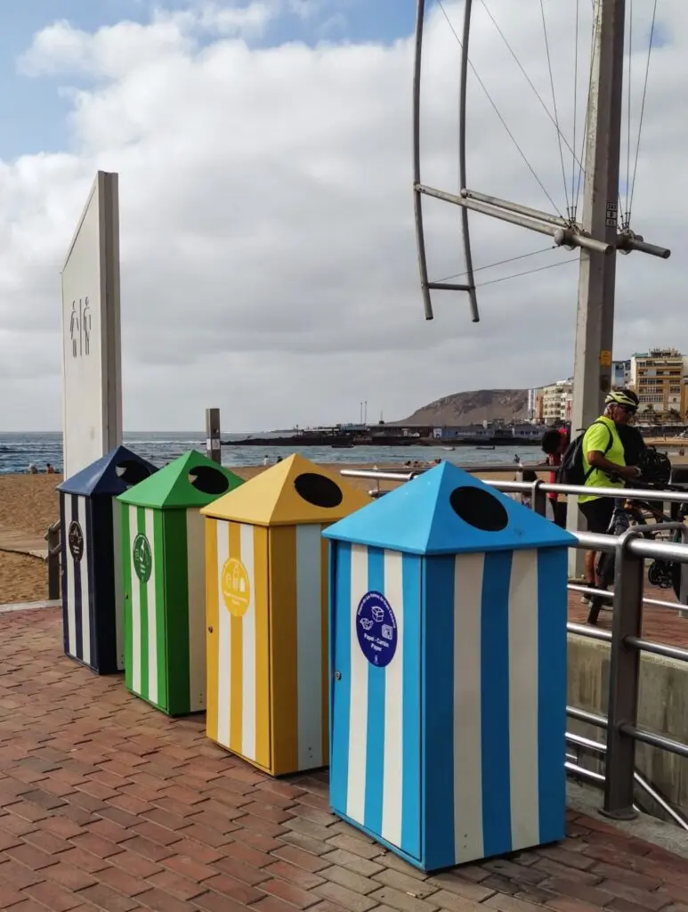 Bunte Abfalleimer in Gran Canaria Las Palmas 