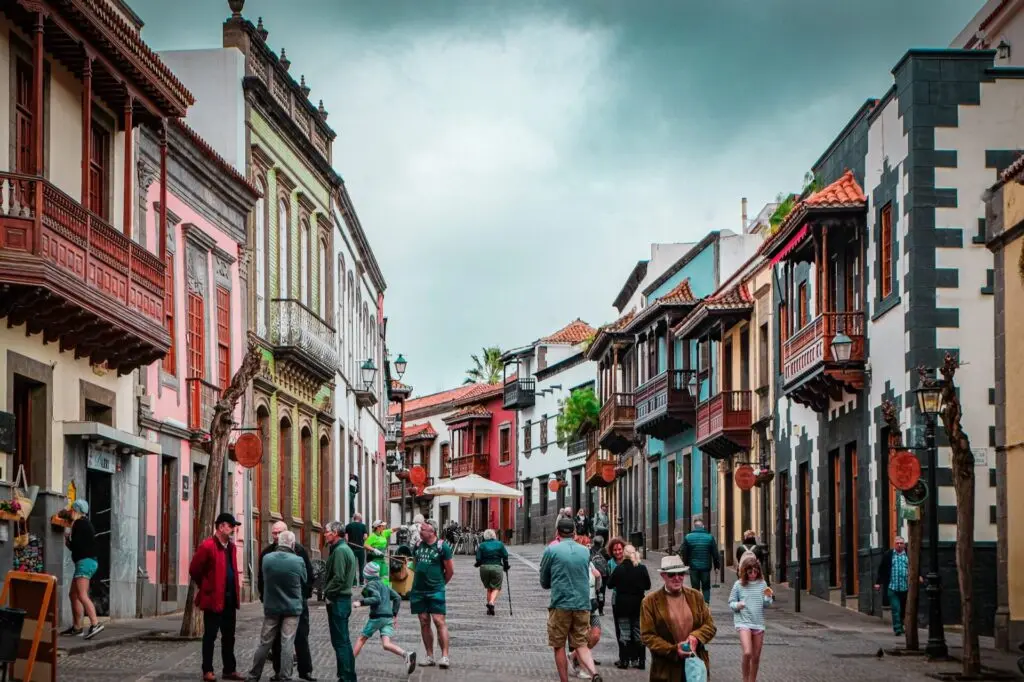 Fußgängerzone mit bunten Häusern in Teror auf Gran Canaria 