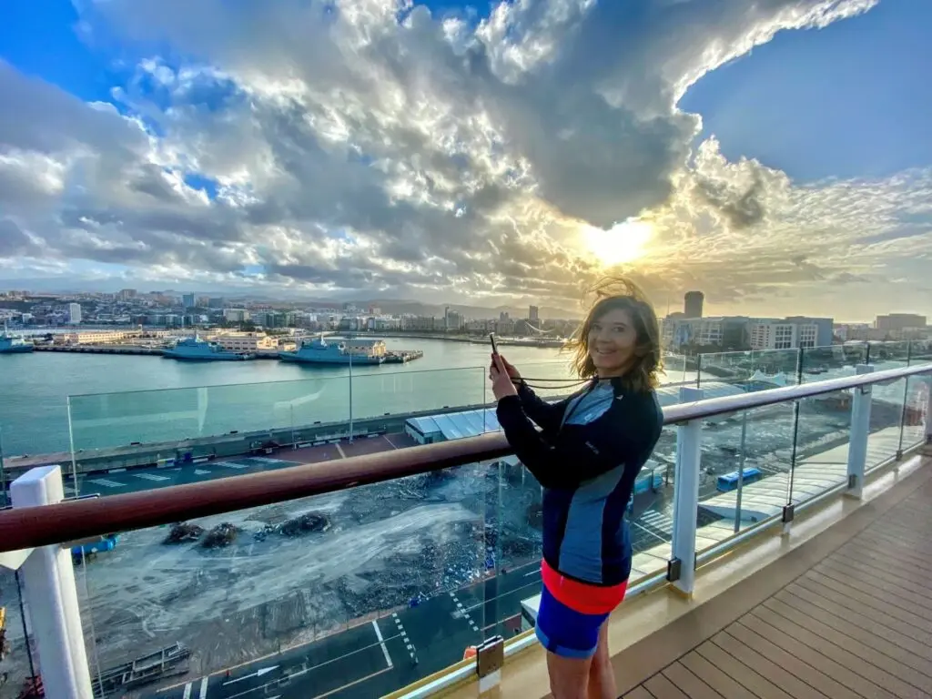 Blick auf Sonnenuntergang am Hafen von Las Palmas mit Frau