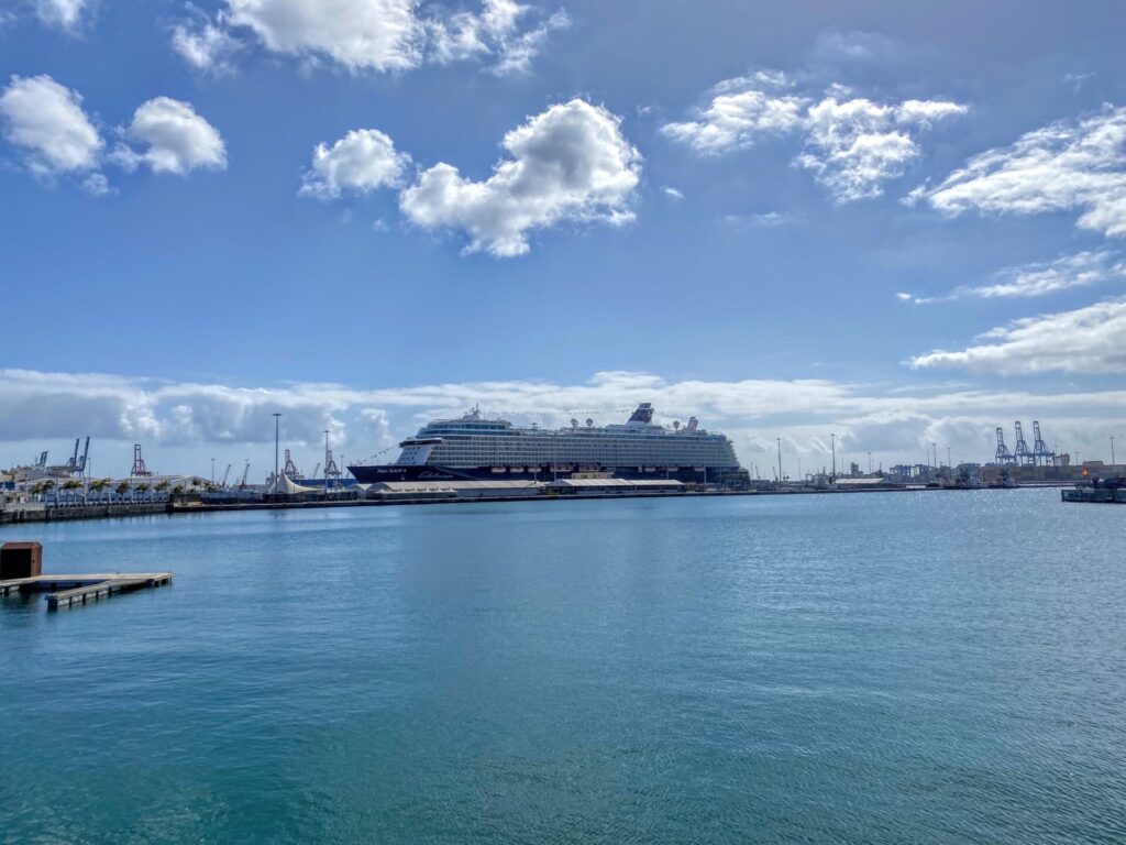 Kreuzfahrtschiff an Hafen von Las Palmas