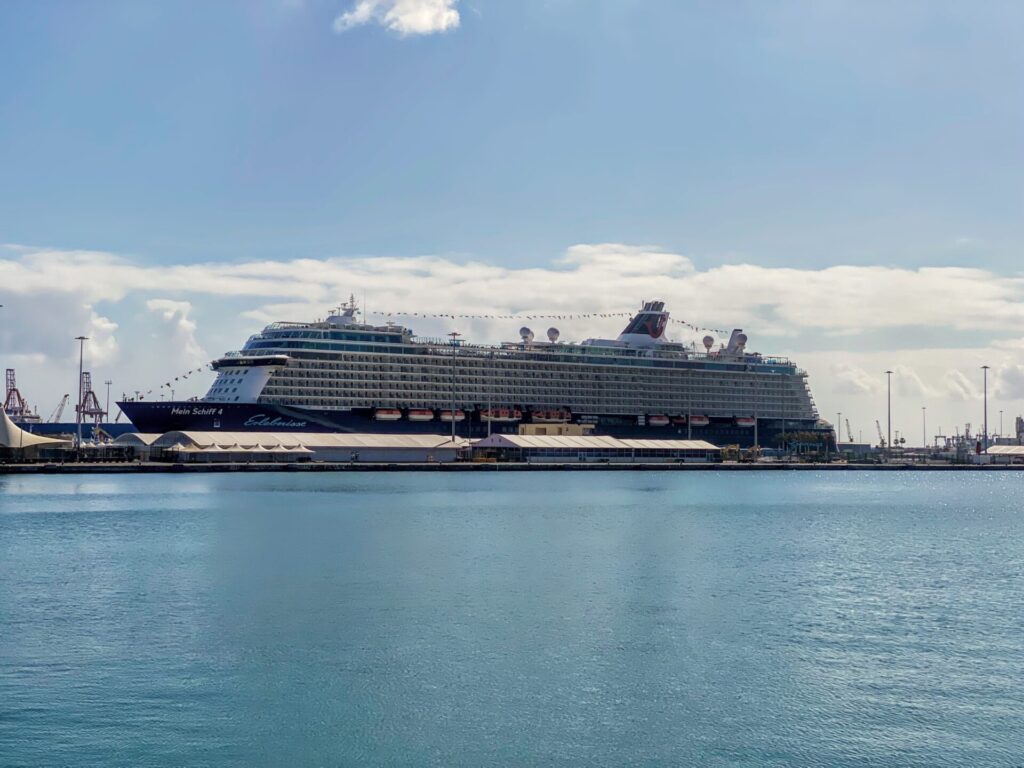 Kreuzfahrtschiff an Hafen von Las Palmas