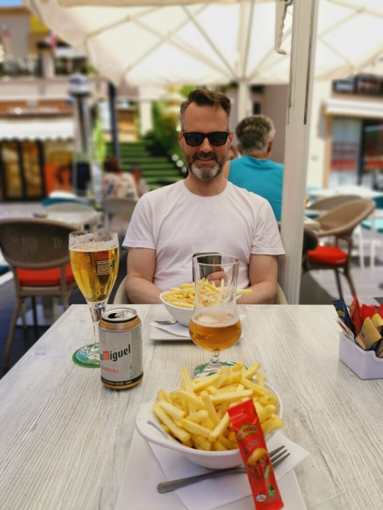 Mann am Bistro-Tisch in Maspalomas auf  Gran Canaria