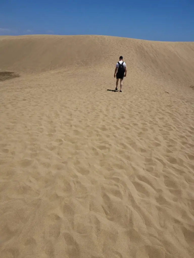 Mann geht auf den Dünen von Maspalomas in Gran Canaria