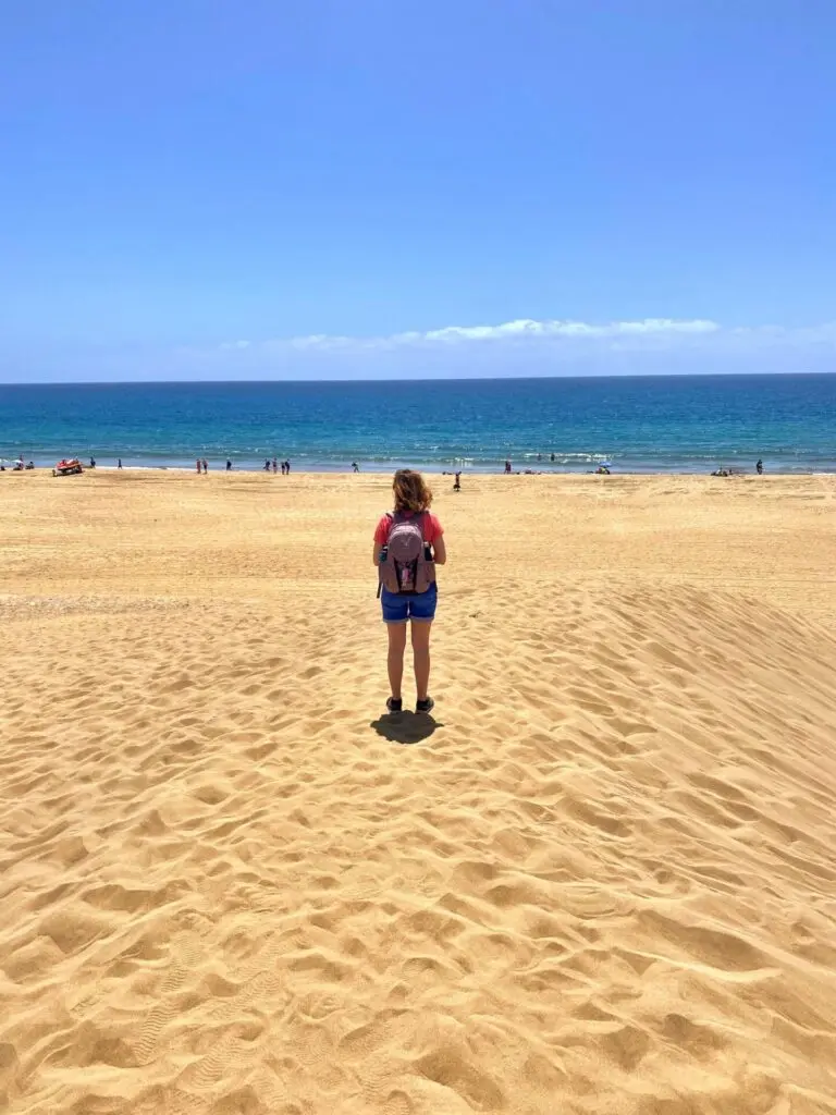 Frau auf den Dünen von Maspalomas in Gran Canaria