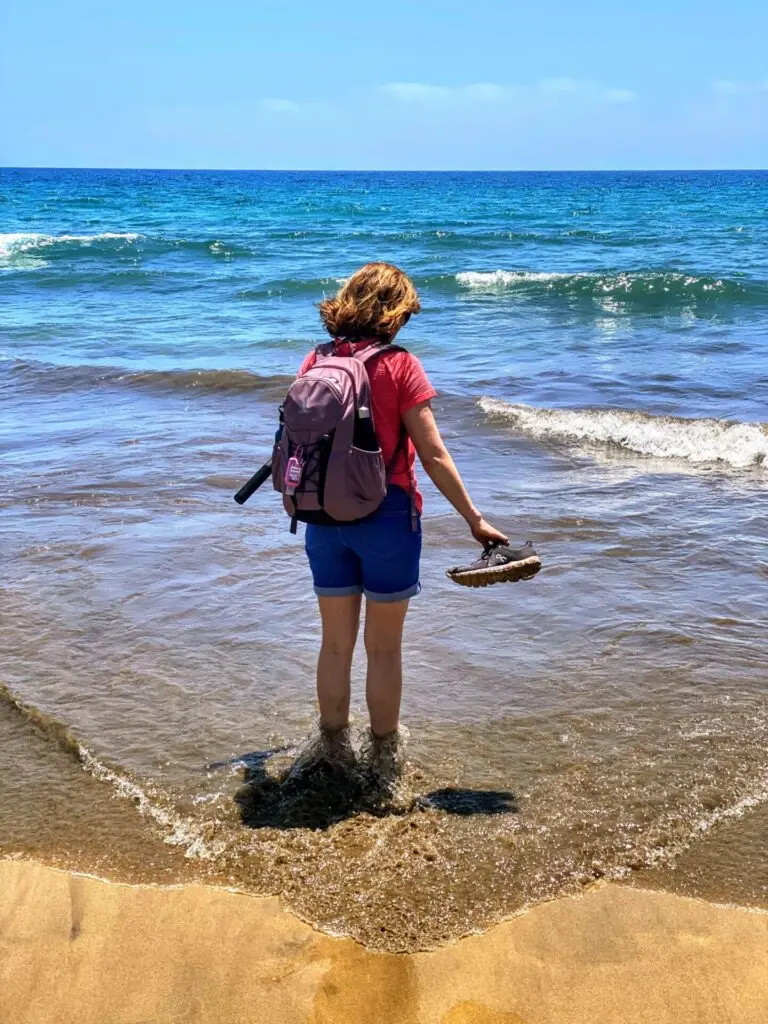 Frau im Meer bei den Dünen von Maspalomas in Gran Canaria