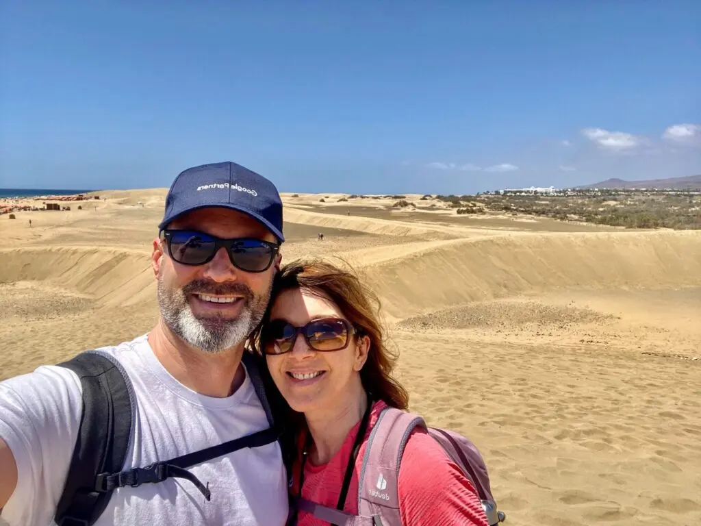 Pärchen auf den Dünen von Maspalomas in Gran Canaria