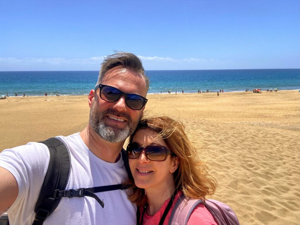 Pärchen auf den Dünnen von Maspalomas auf Gran Canaria Las