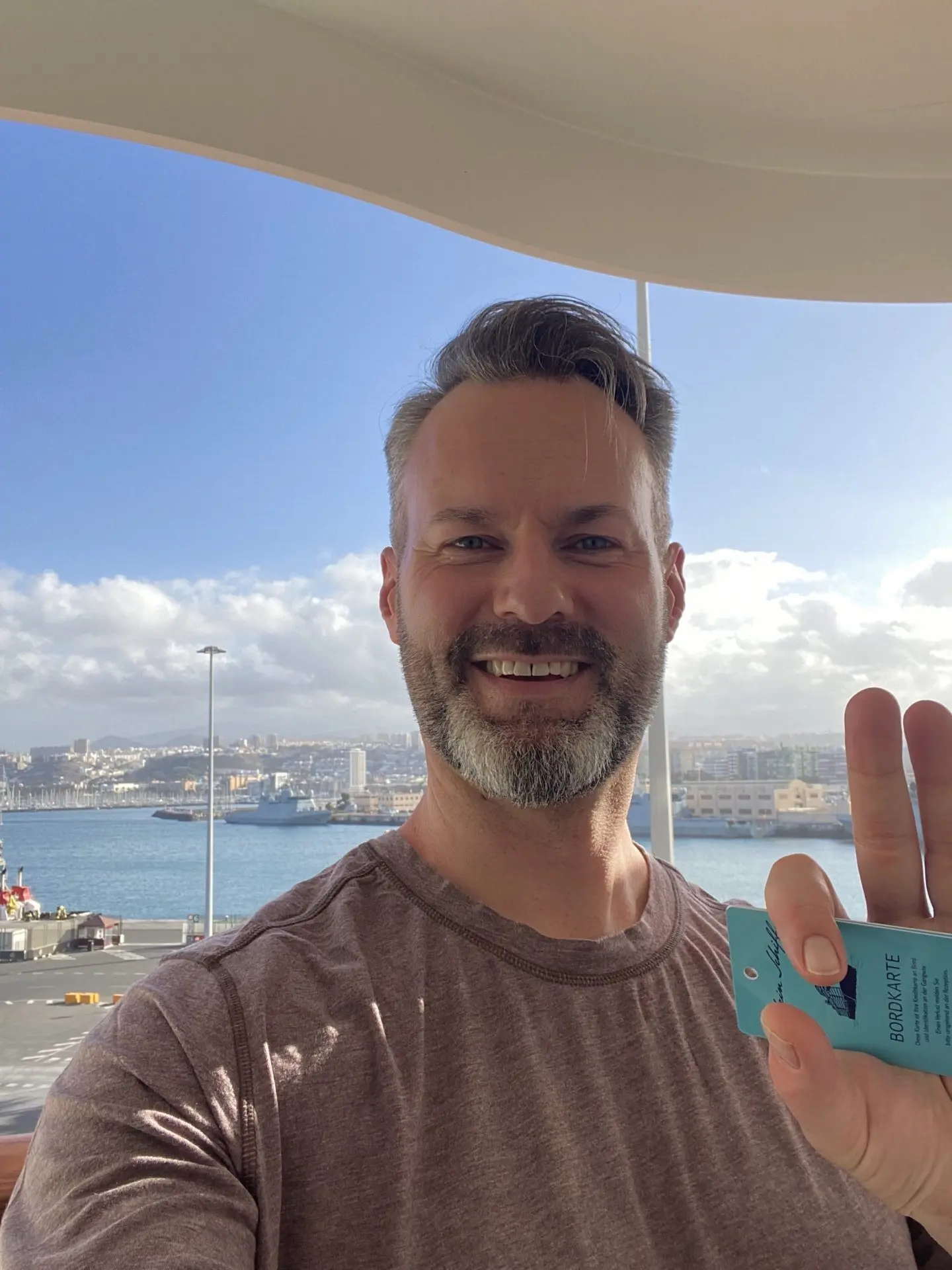 Mann auf Kreuzfahrtschiff