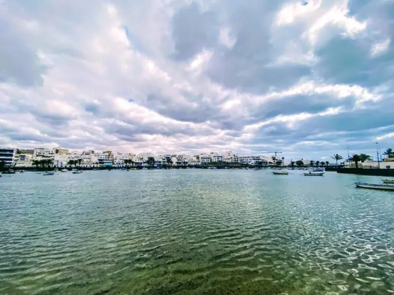 Yacht-Hafen mit Blick auf Arrecife