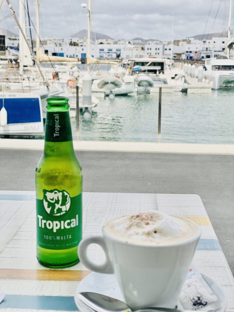Kaffee und Bier am Hafen von Arrecife