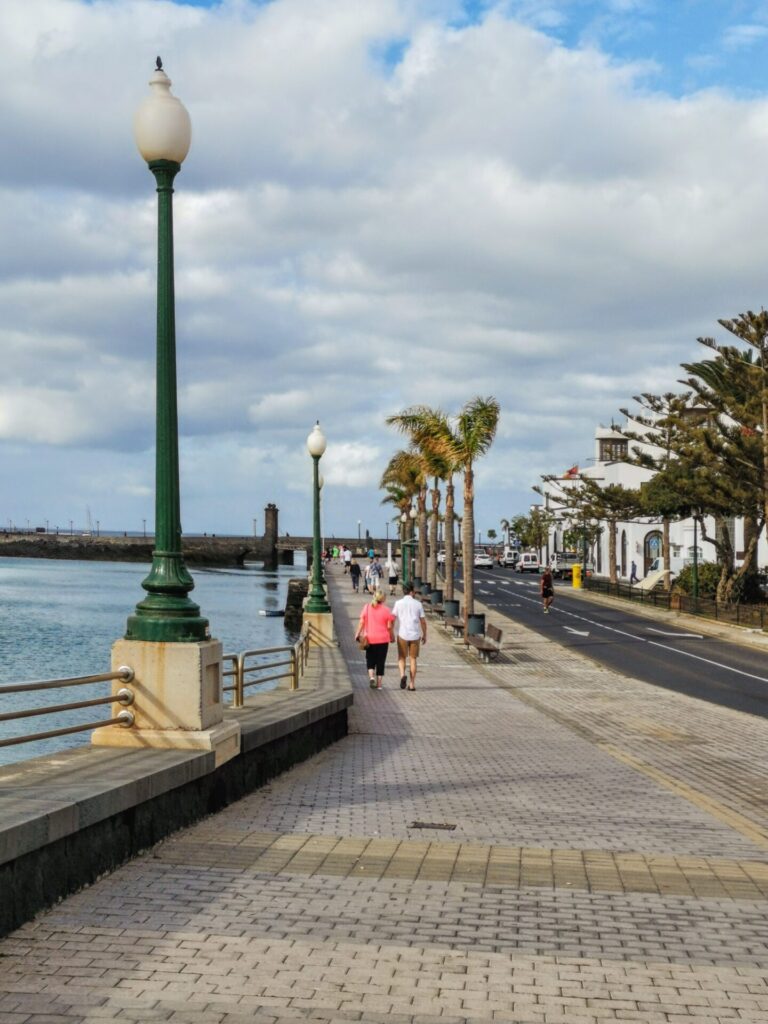 Promenade mit Palmen und grünen Straßen-Laternen in Arrecife 