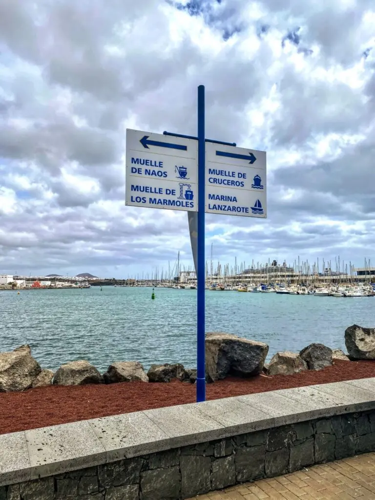 Wegweiser am Hafen von Arrecife