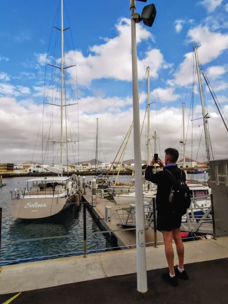 Yacht-Hafen mit Mann und Booten in Arrecife