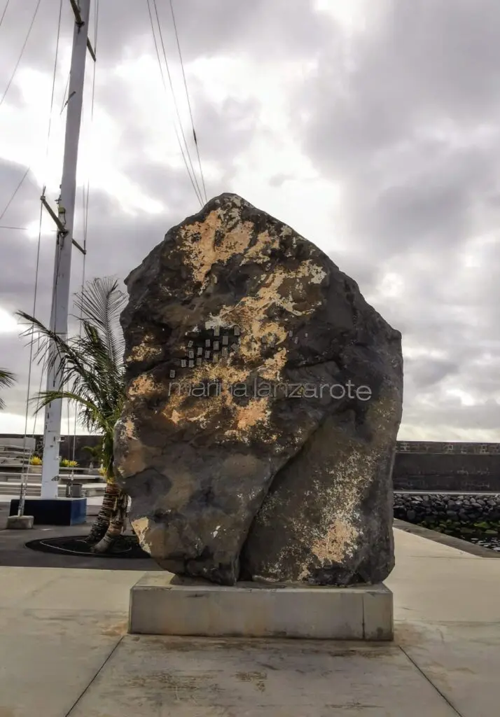 Großer Stein mit Schriftzug Lanzarote am Hafen von Arrecife