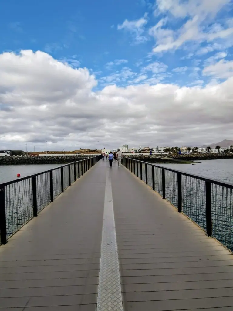 Fußgänger-Brücke am Hafen von Arrecife 