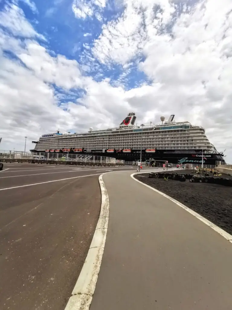 Mein Schiff am Hafen von Arrecife 
