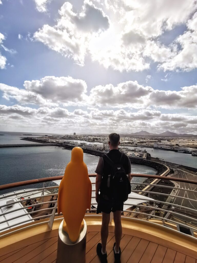 Blick vom Mein Schisf auf den Hafen von Arrecife