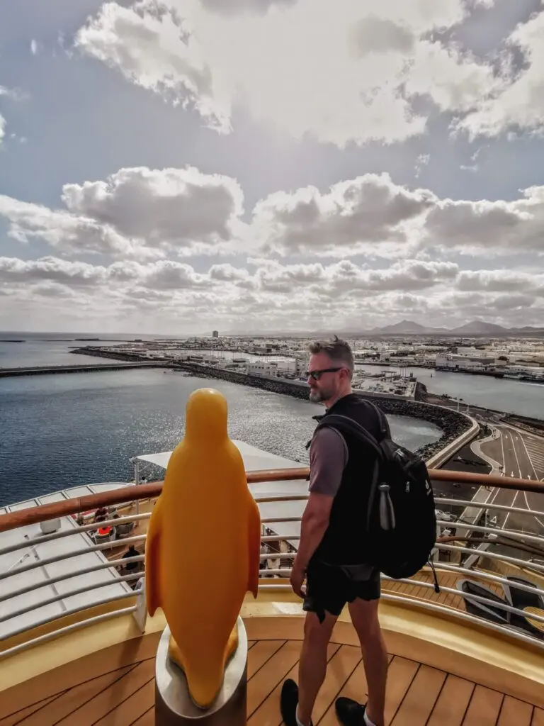 Blick vom Mein Schiff 4 auf den Hafen von Arrecife