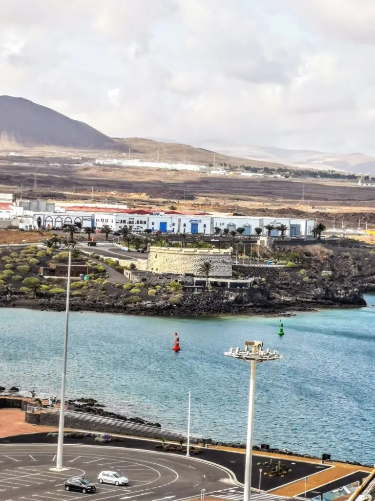 Haafen Arrecife mit Blick auf Castillo de San José