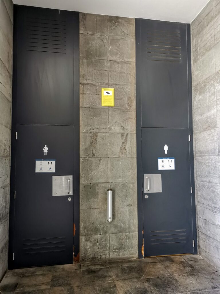 Öffentliche Toilette am Hafen von Arrecife