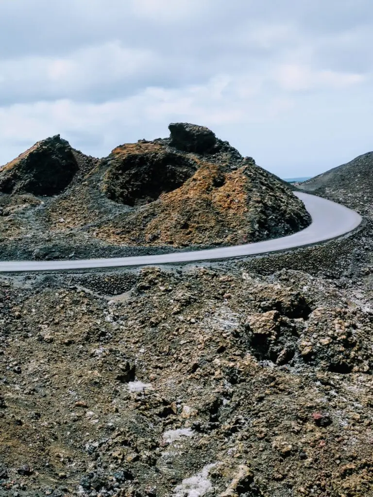 Landschaftg und Straße im Naturpark Timanfaya in Lanzarote