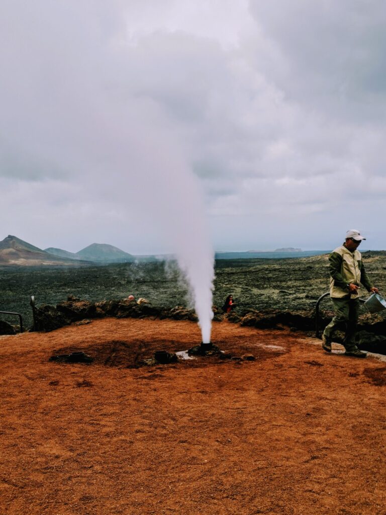 Dampfendes Erdloch im Naturpark Timanfaya in Lanzarote