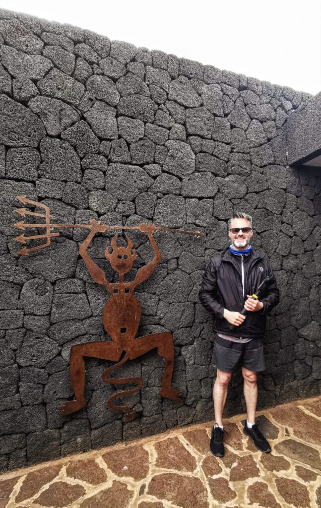 Mann neben Teufel im Naturpark Timanfaya in Lanzarote