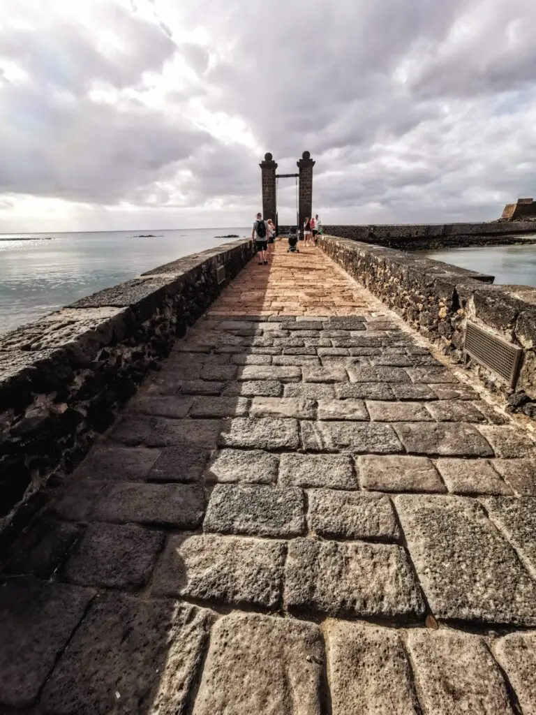 Steinbrücke zum Castillo de San Gabriel in Arrecife
