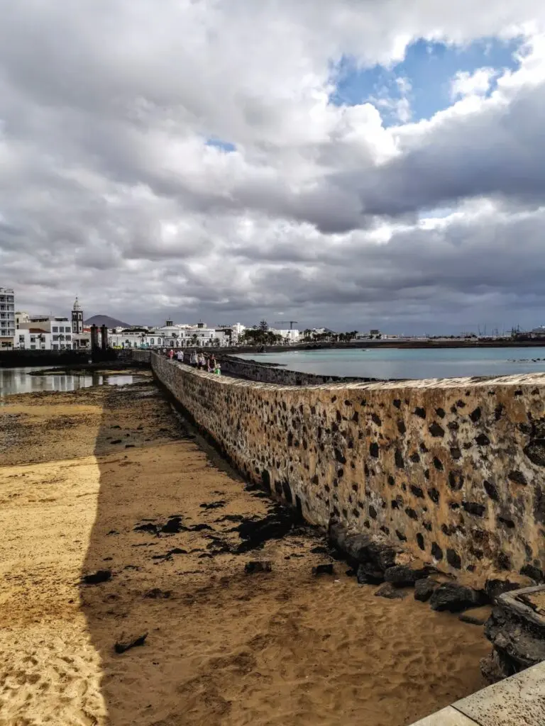Steinbrücke zum Castillo de San Gabriel in Arrecife