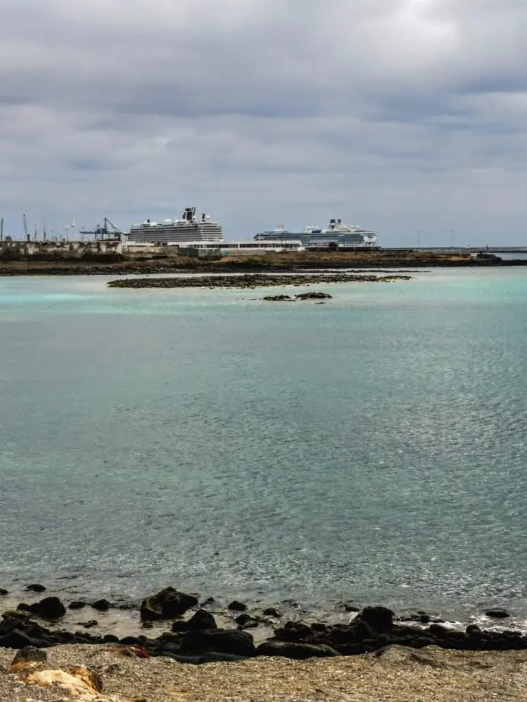 Kreuzfahrt-Schiffe am Hafen von Arrecife
