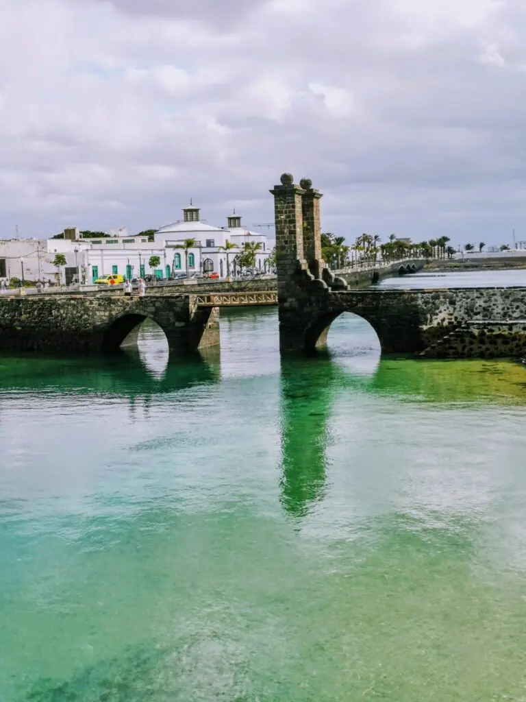Steinbrücke zum Castillo de San Gabriel in Arrecife