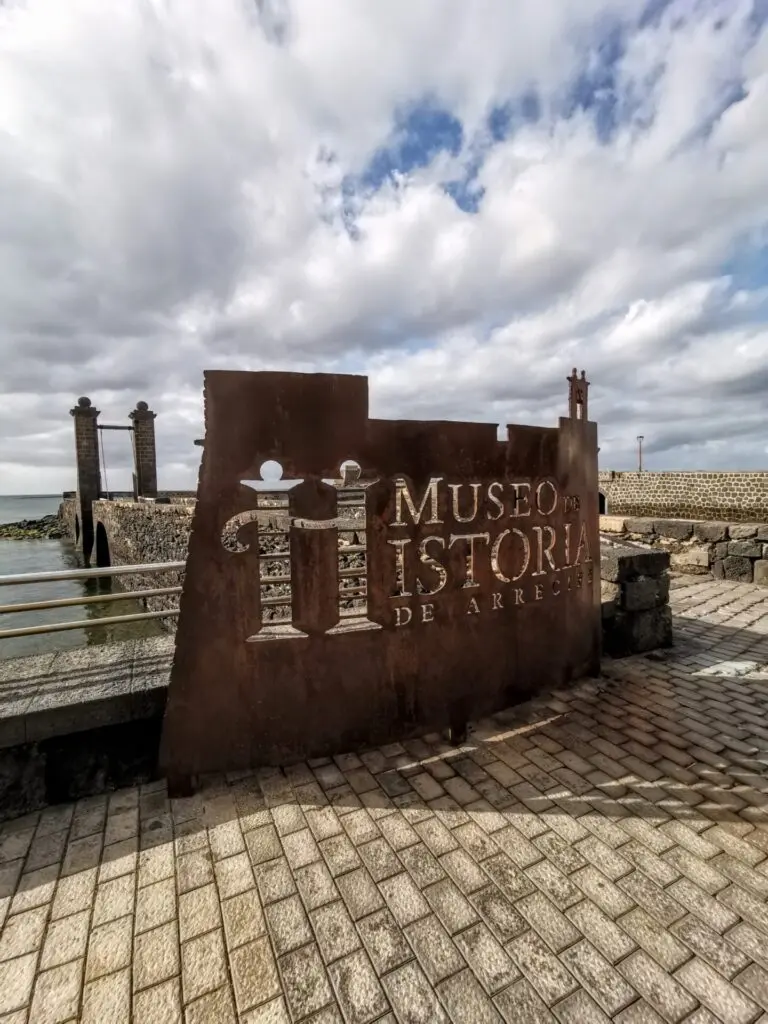Schild zum Museum Arrecife
